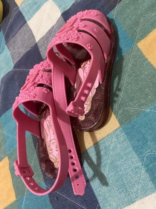 Sandálias infantis Barbie - Tamanho 25 - Foto 2