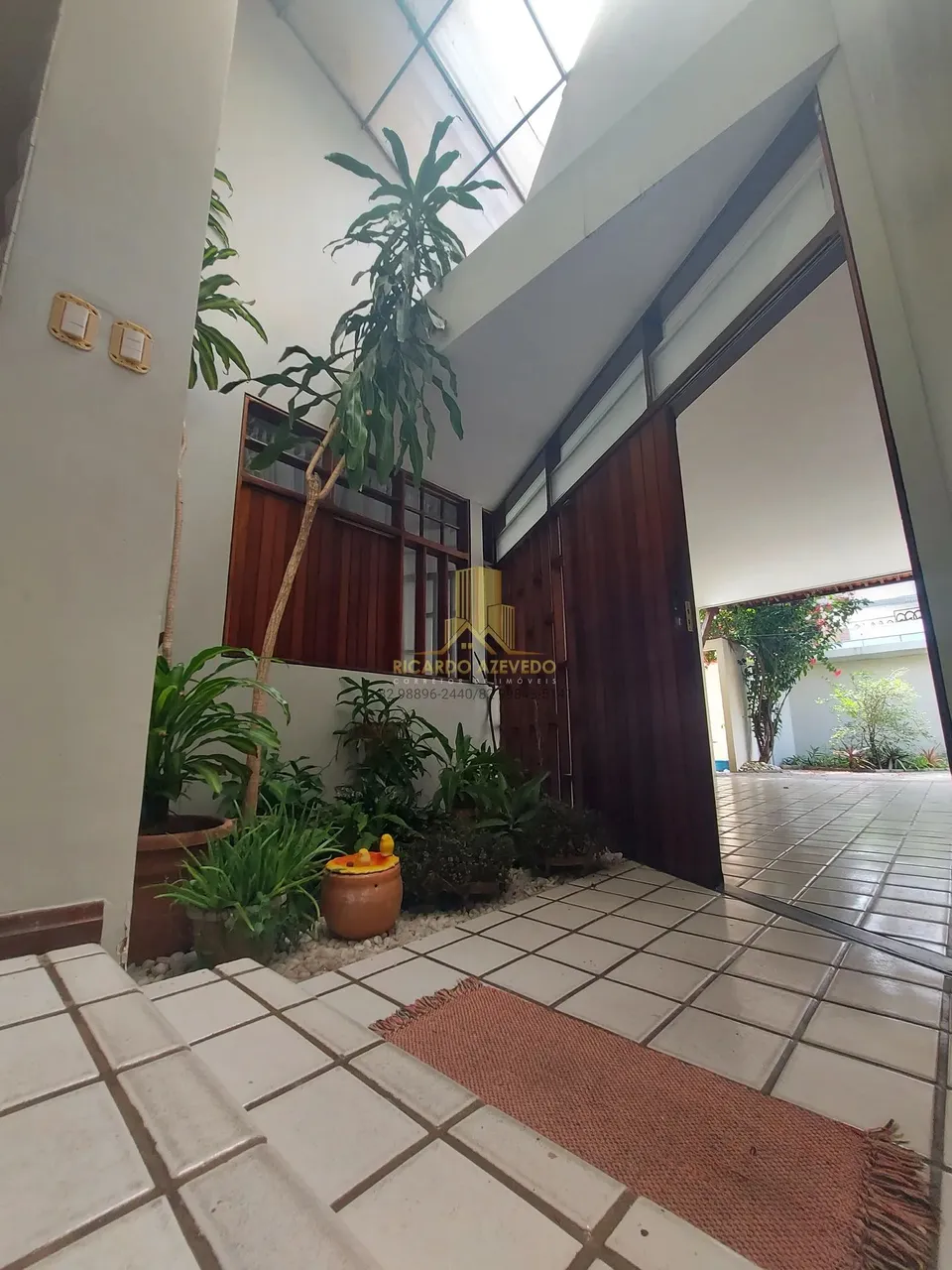 Bairro Jatiúca, Casa para locação comercial. Dois pavimentos, jardim, varanda, móveis plan