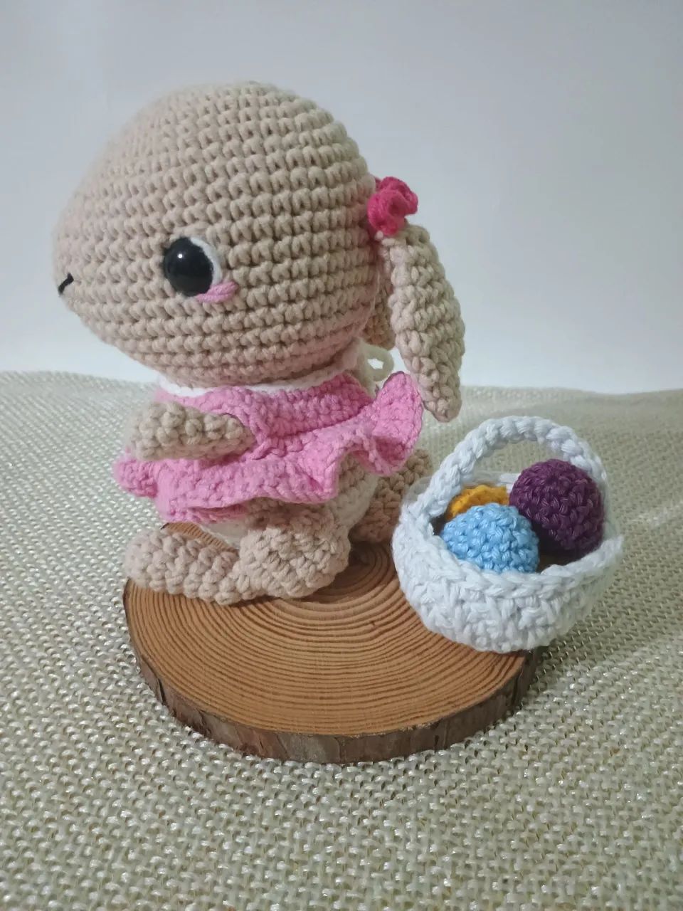 Coelhinha de crochê com cestinha de ovos - Foto 2