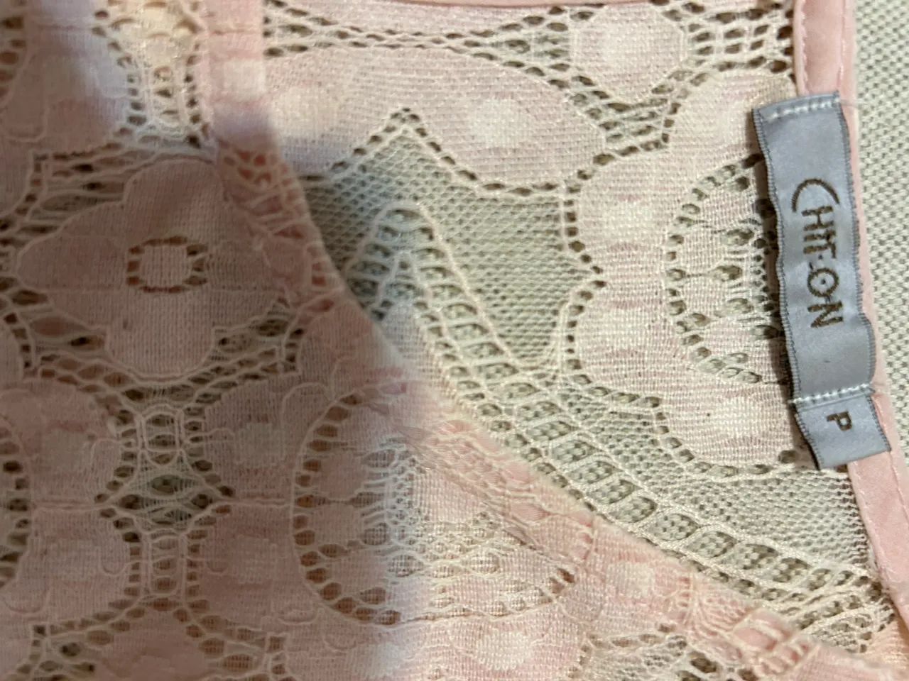 Blusa Chifon Renda Rosa Pastel - Tamanho P - Foto 2