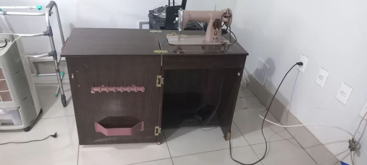 Máquina de Costura singer com gabinete - Foto 2