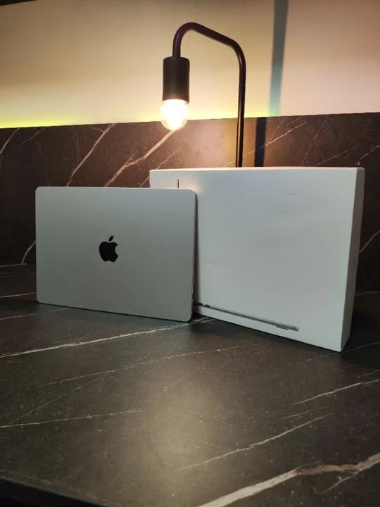 Apple MacBook Air M2 Prata 256GB de Armazenamento e 8GB de Ram