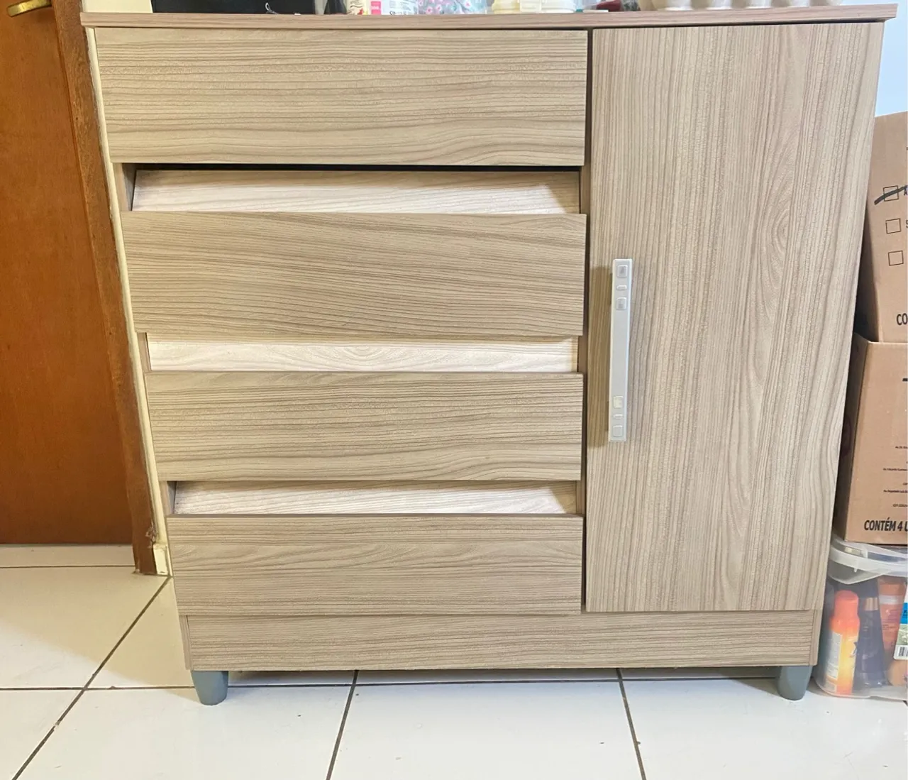 Cômoda com 4 gavetas e porta lateral