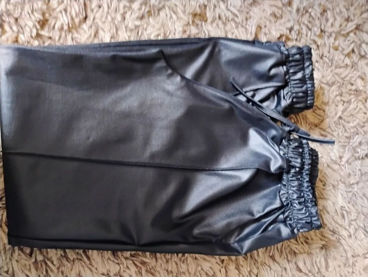 Calça Jogger Preta Brilhante - Foto 3