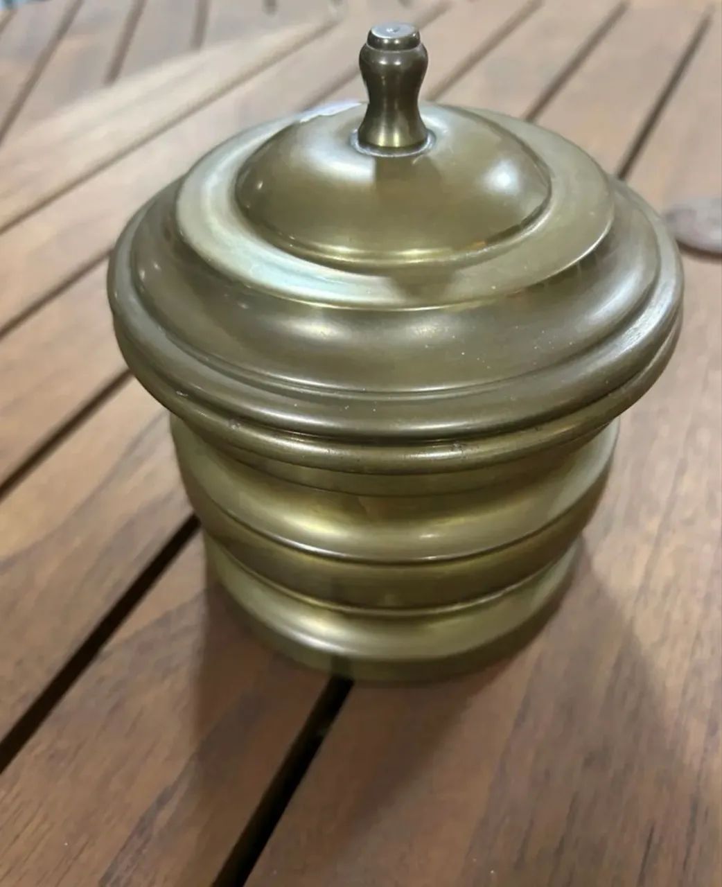 Porta objetos decorativo em metal dourado 