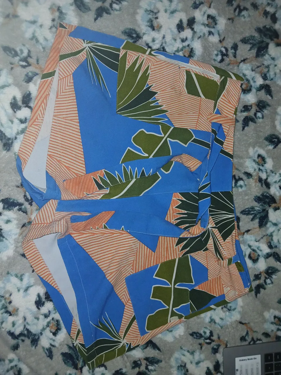 Shorts tropical estampado