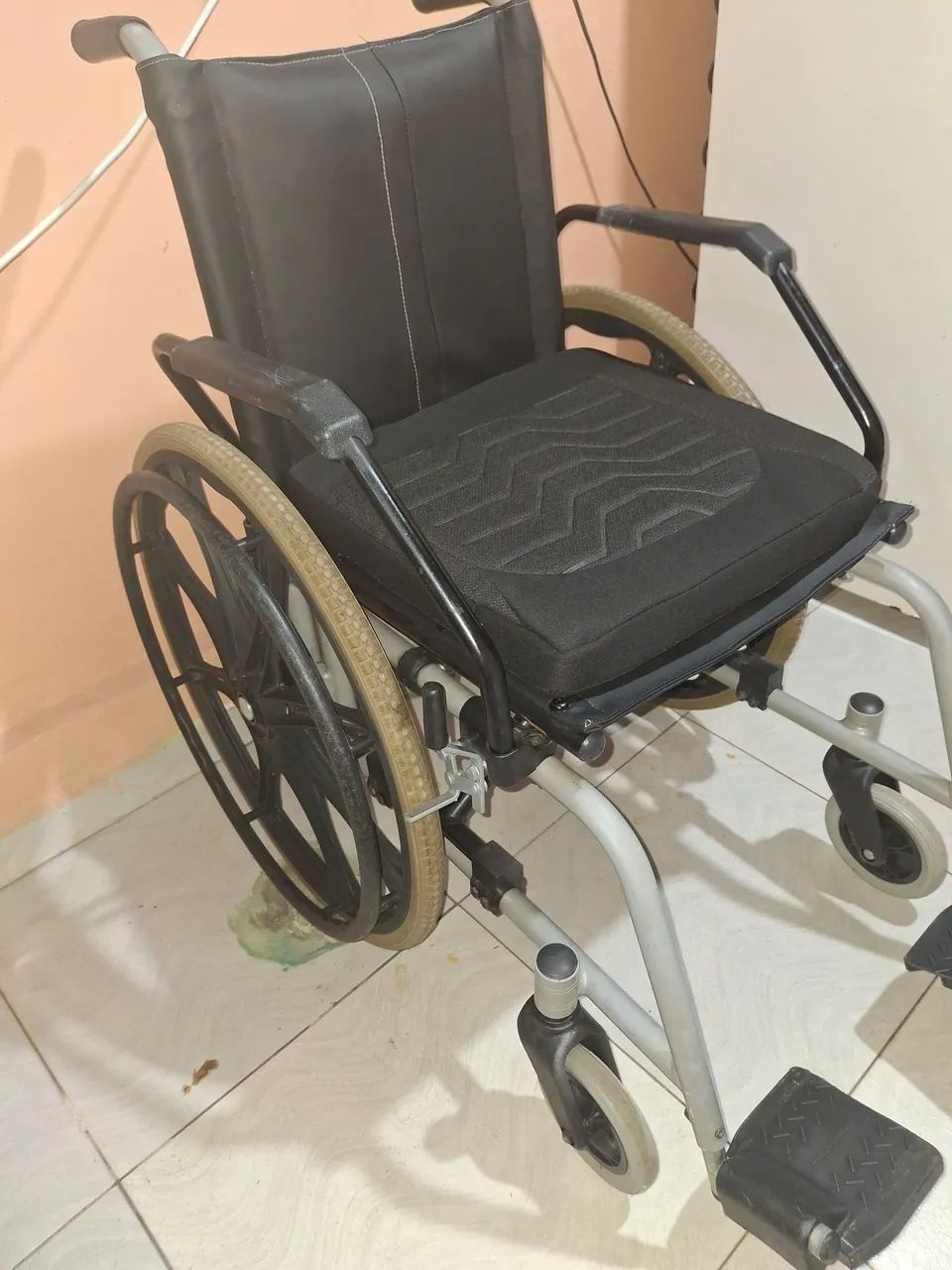 VENDO CADEIRA DE RODAS PASSEIO 140KG DELLAMED