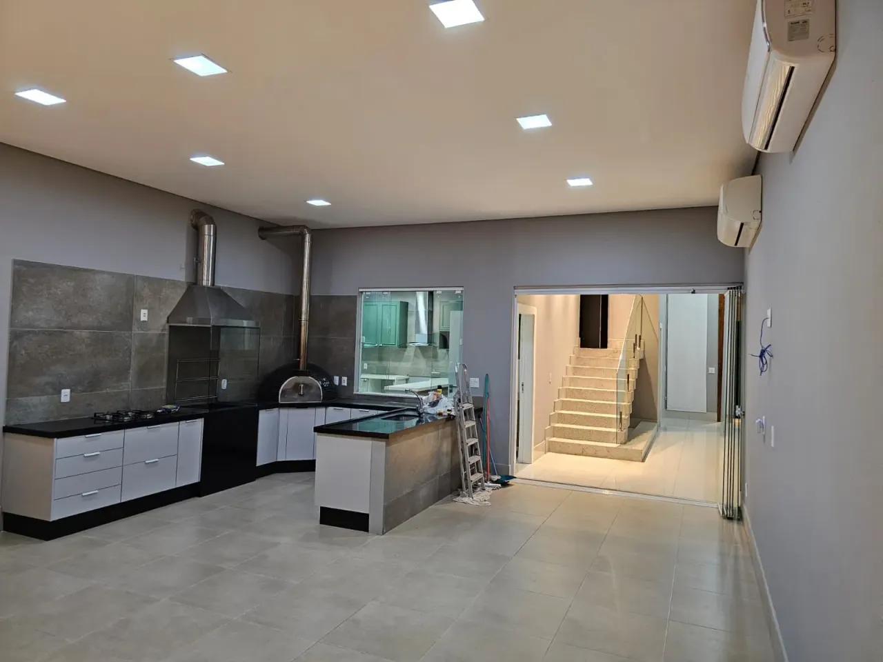 Condomínio Florais dos Lagos. AT 500m². AC de 280m. 4 suites + lavabo e wc piscina.