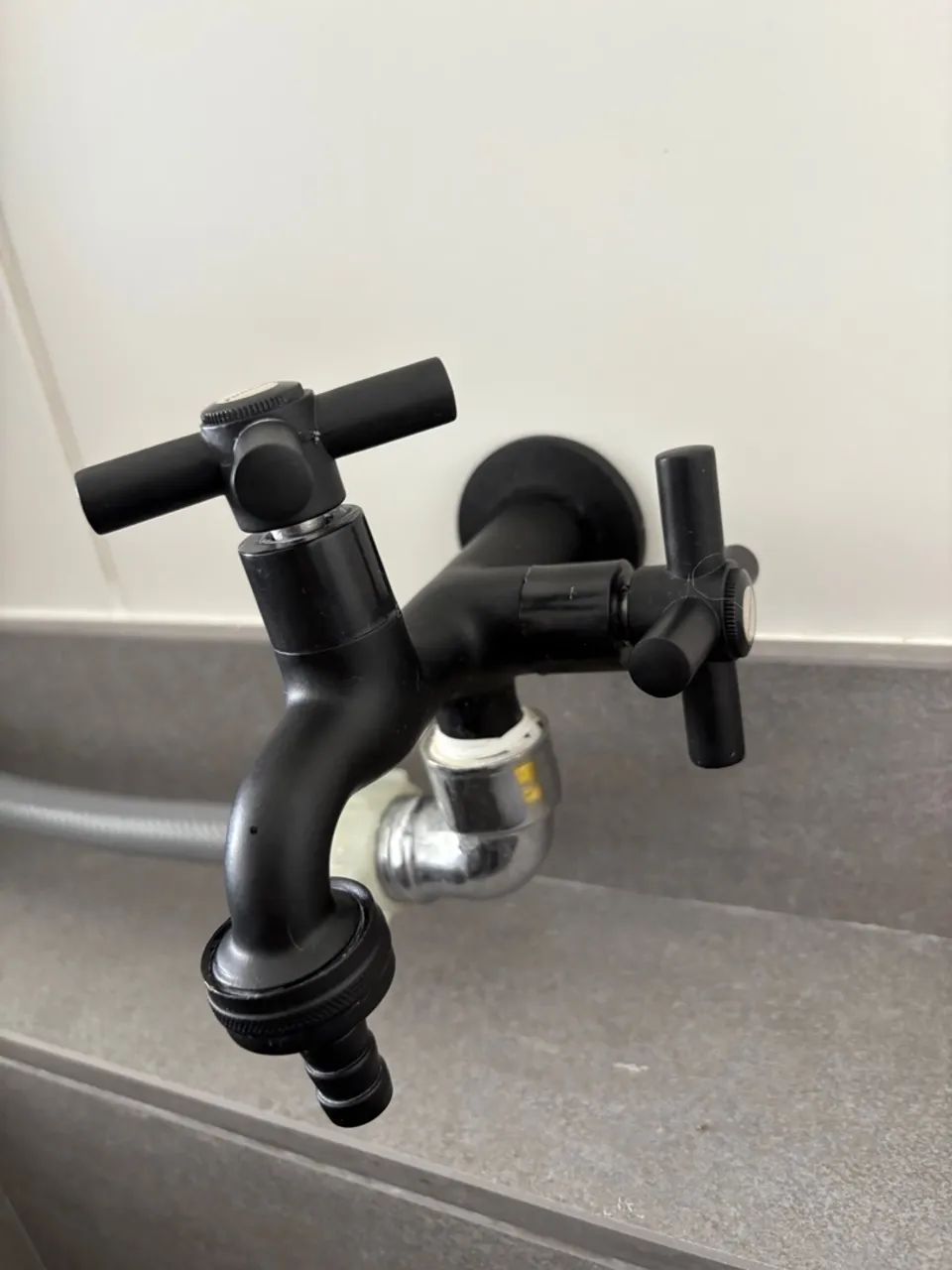 Torneira Duas Saídas Lavanderia metal Preto Fosco - Foto 2