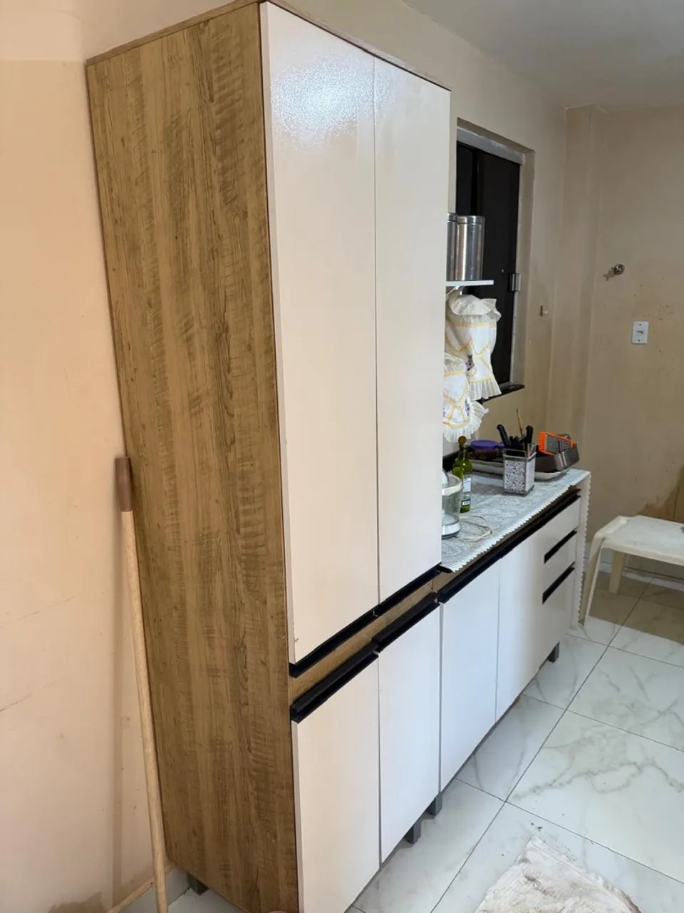 Armário de cozinha com design moderno