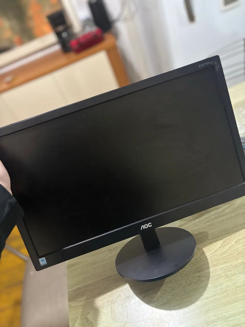 Tela de computador com teclado e cabos - Foto 3