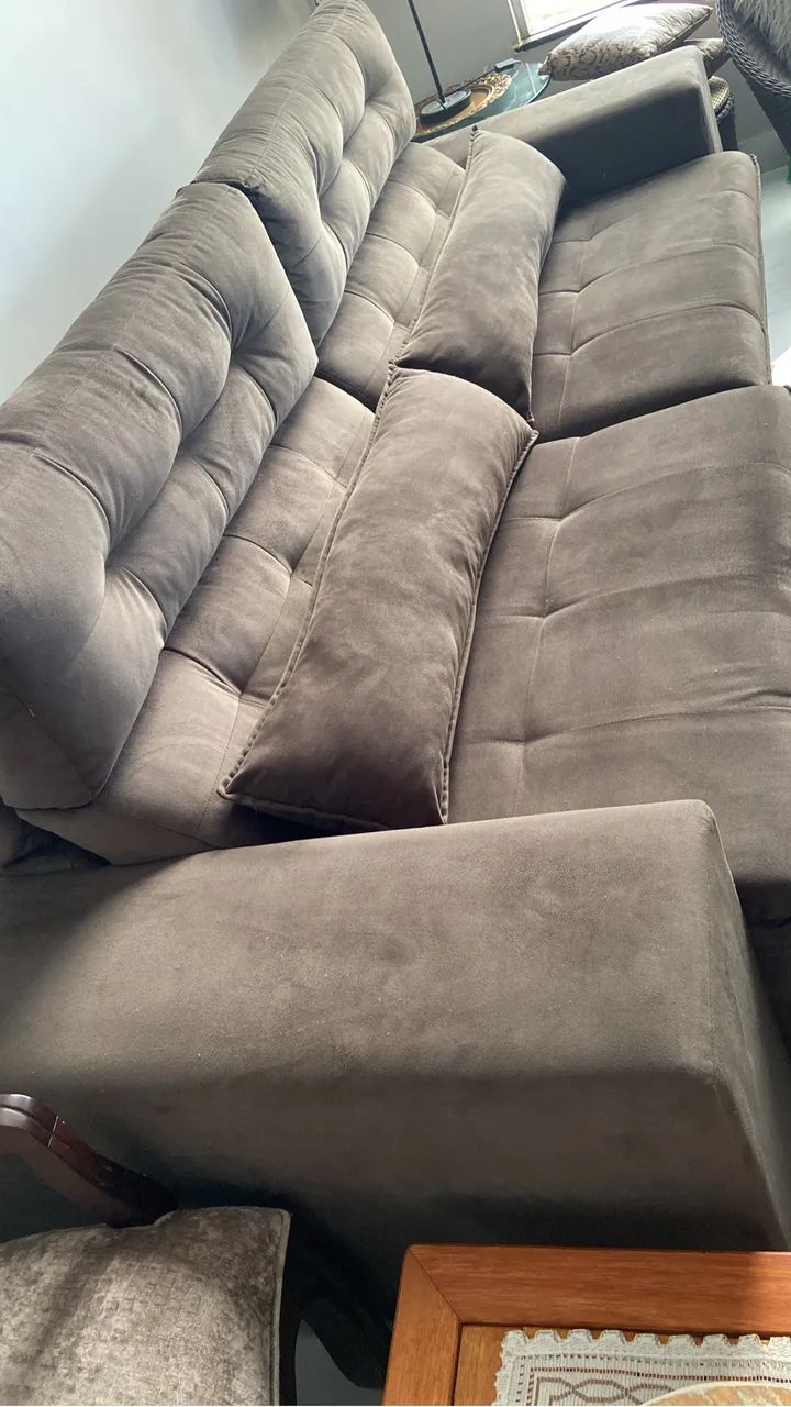 Sofá retrátil semi novo em suede
