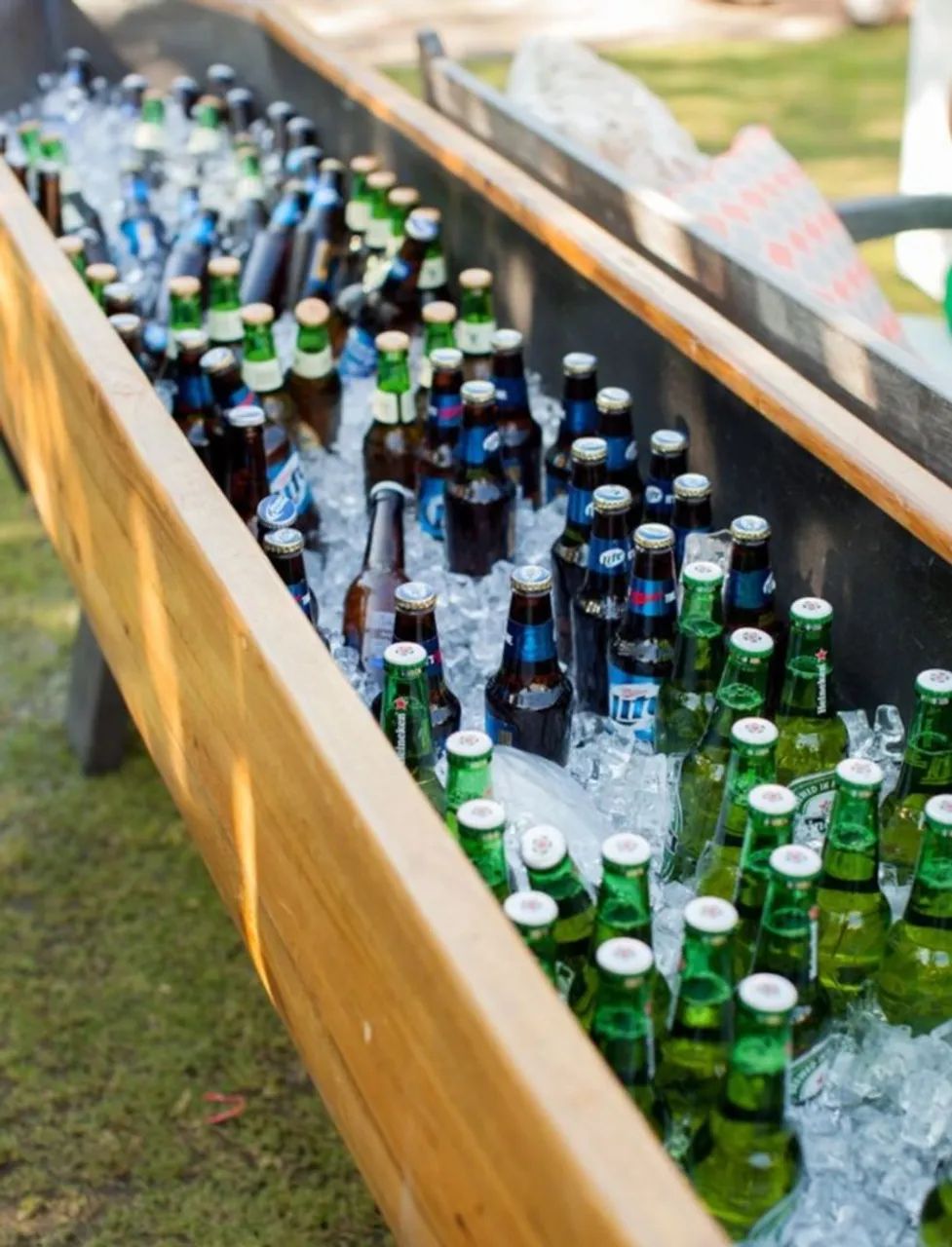 Cooler de madeira e ombrelone 