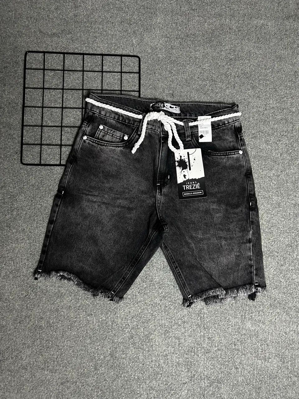 Bermuda modelo jogador Preta com cordão em Branco