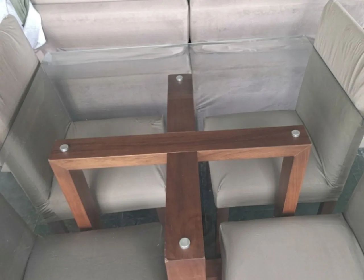 Mesa de Jantar de Madeira com Tampo de Vidro e 4 Cadeiras Estofadas - Foto 3