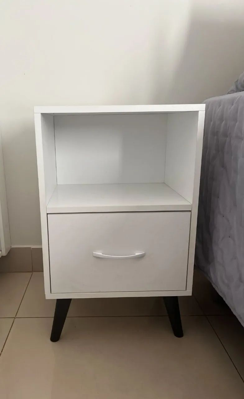 Mesa de Cabeceira / Mesa de Apoio Branca com Gaveta
