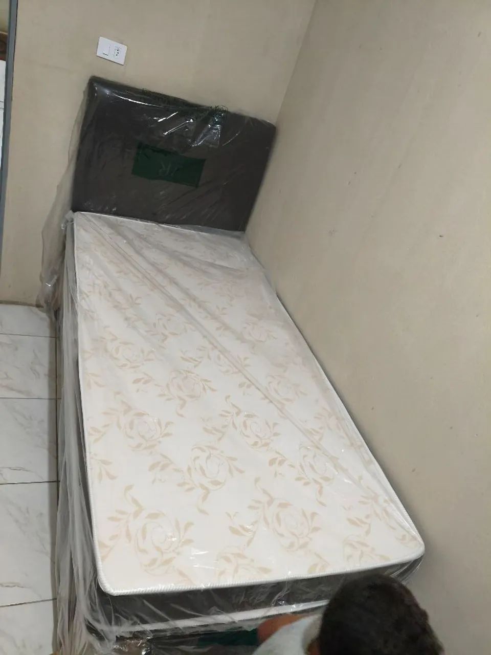Kit cama de solteiro com colchão com 20cm de espuma, base e cabeceira 