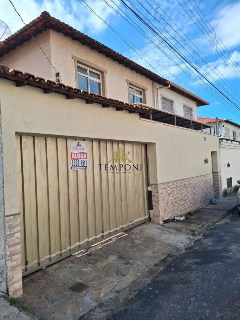 Excelente casa de dois pavimentos com 3 quartos e 3 vagas de garagem