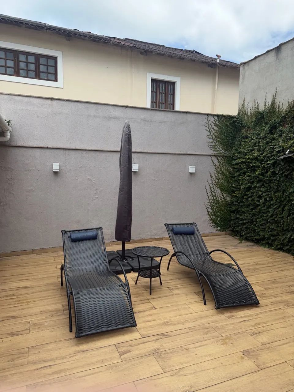 Conjunto Ombrelone 2 espreguiçadeiras e mesa de centro 