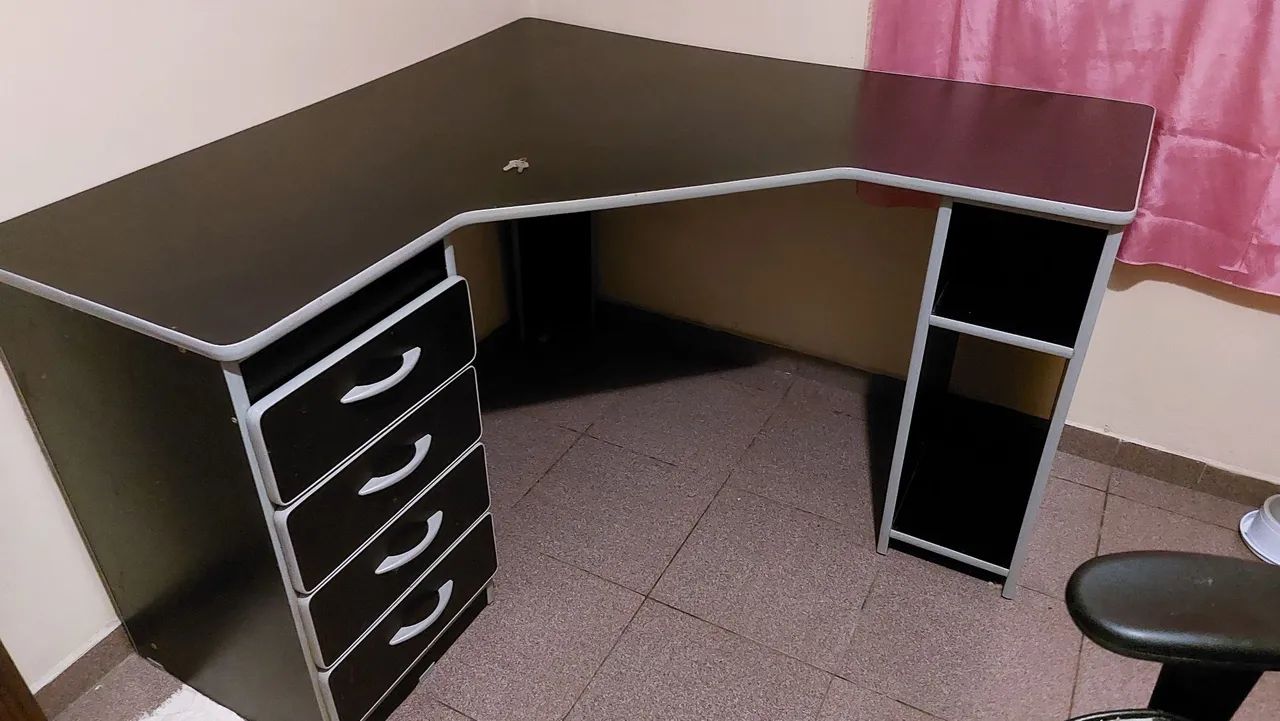 Mesa de canto de escritório em L preta