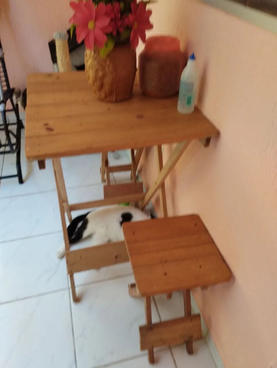 Vendo está mesa e bancos dobrável 