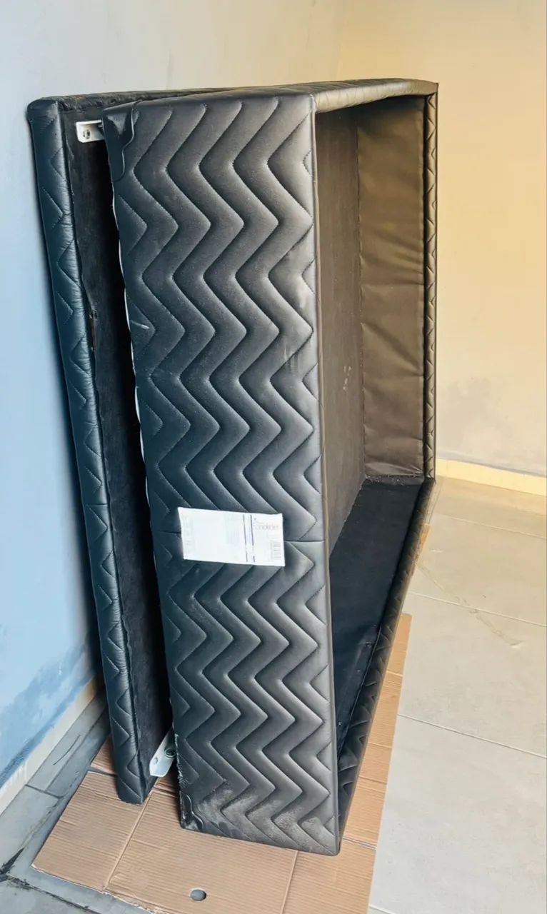Cama Box Estofada Preta - Excelente estado