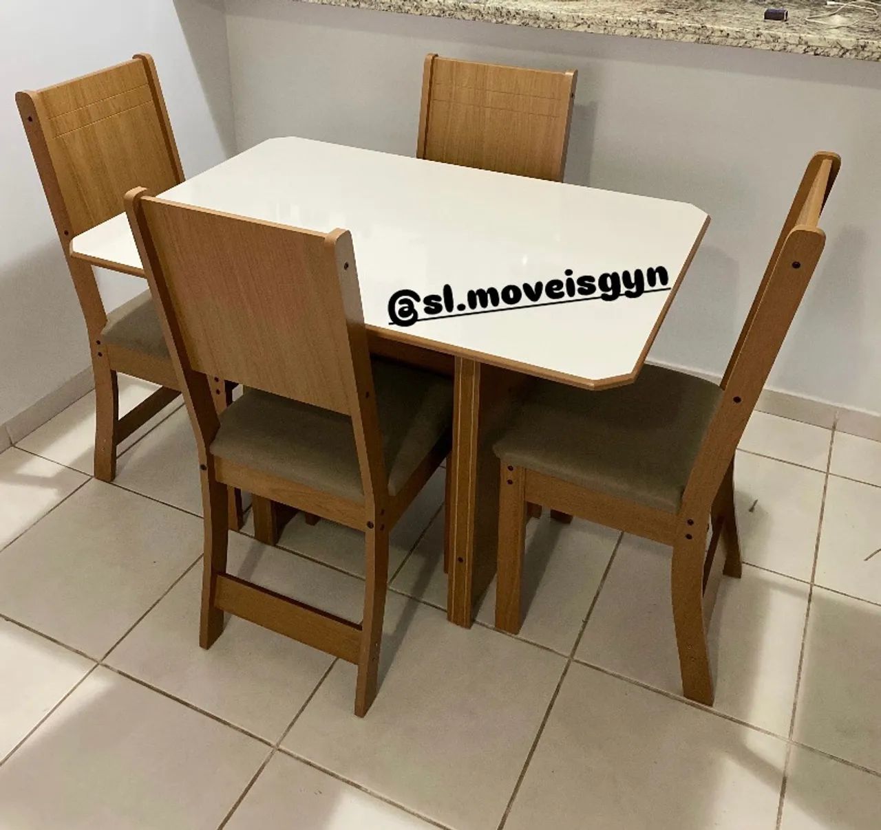 Mesa Charme com 4 cadeiras - Promoção 