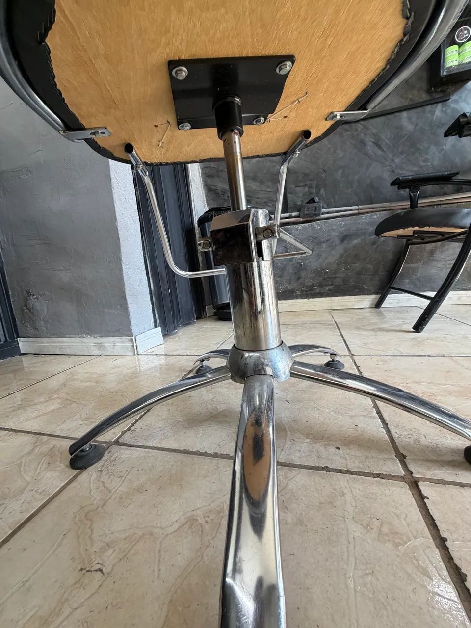 Cadeira de Barbeiro em Excelente Estado  - Foto 2