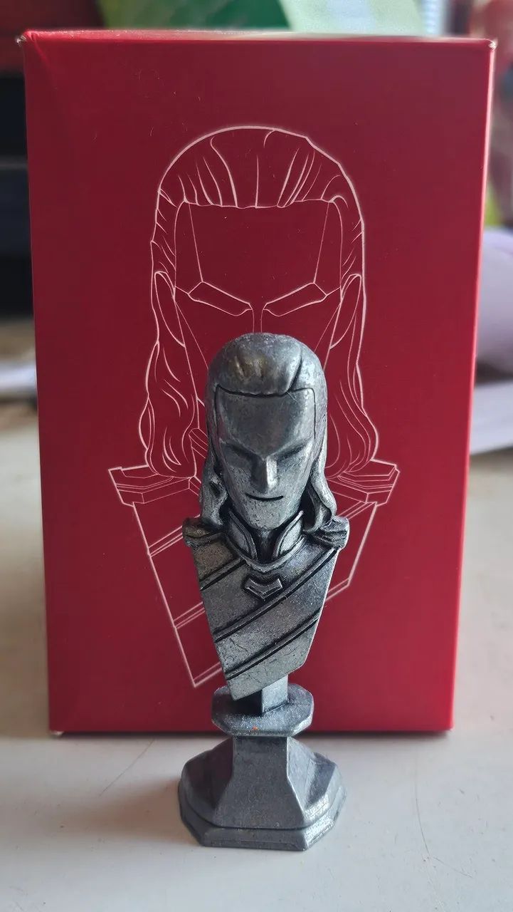 Mini Busto Vibranium Collectibles #4 Loki Omelete Box
