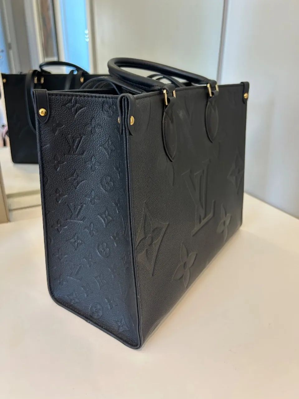 Bolsa Louis Vuitton On The Go MM Preta - Foto 3