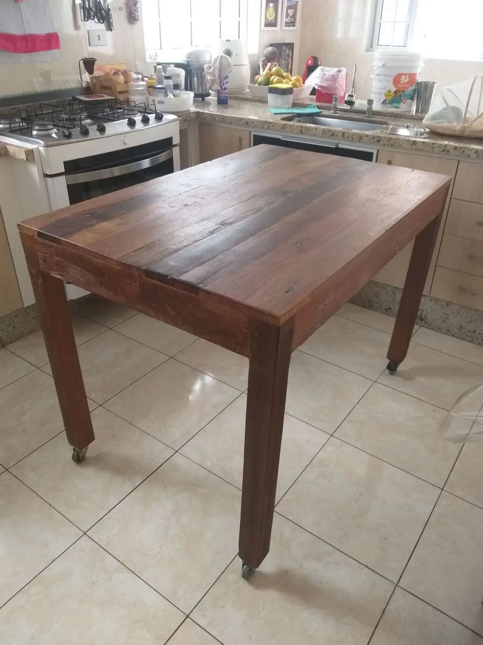 Mesa de madeira de demolição 
