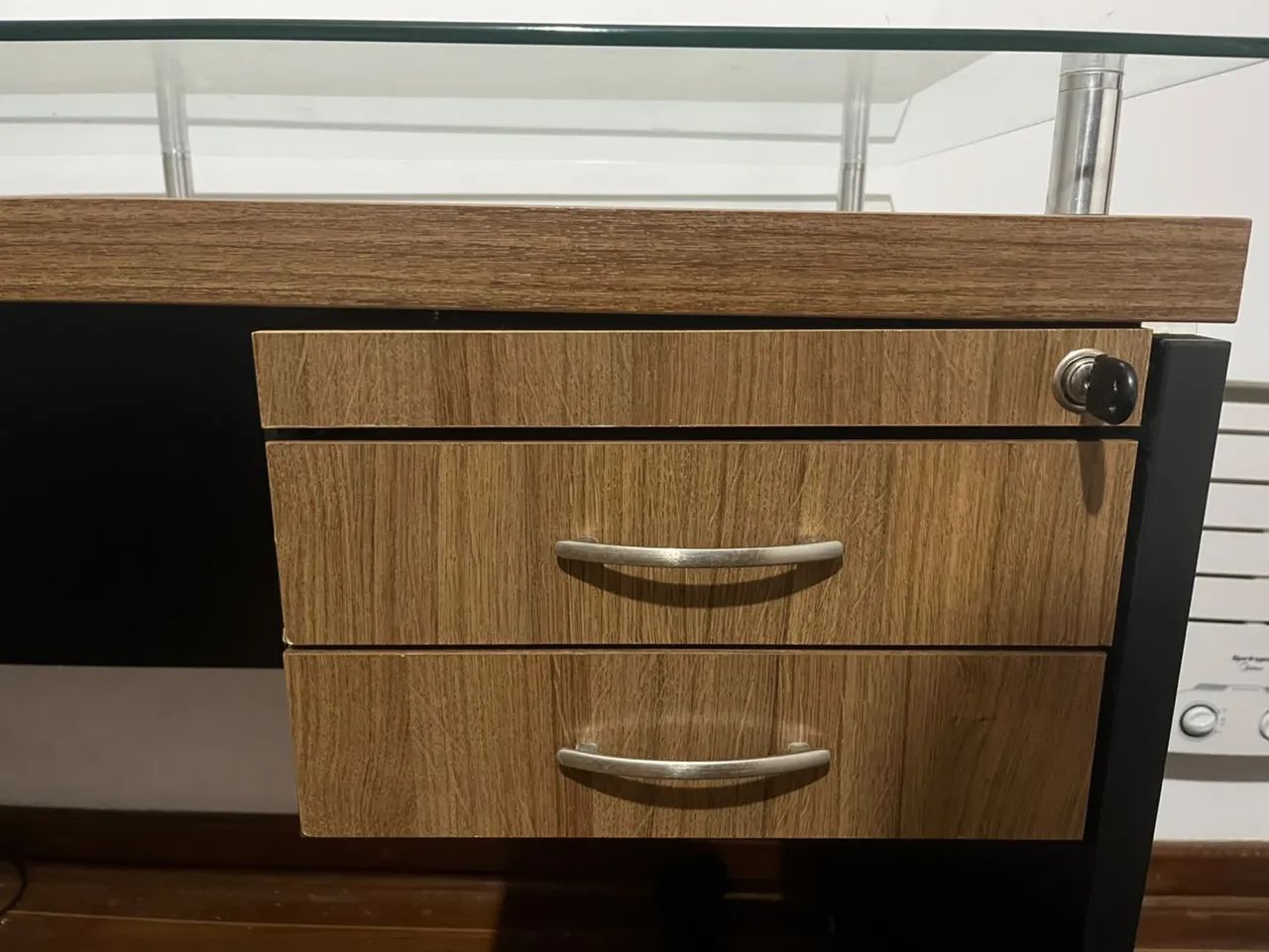 Mesa de escritório com tampo de vidro - Foto 3