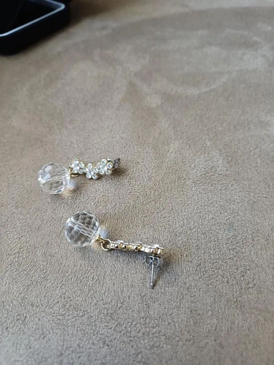Brinco pendente dourado com strass  - Foto 5
