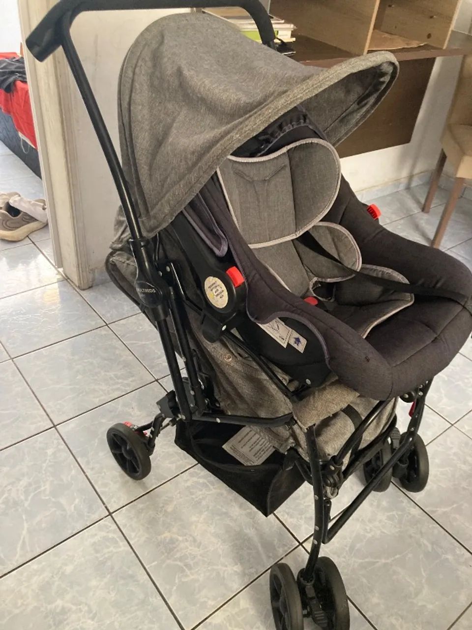 Carrinho de bebê e bebê conforto - Foto 3
