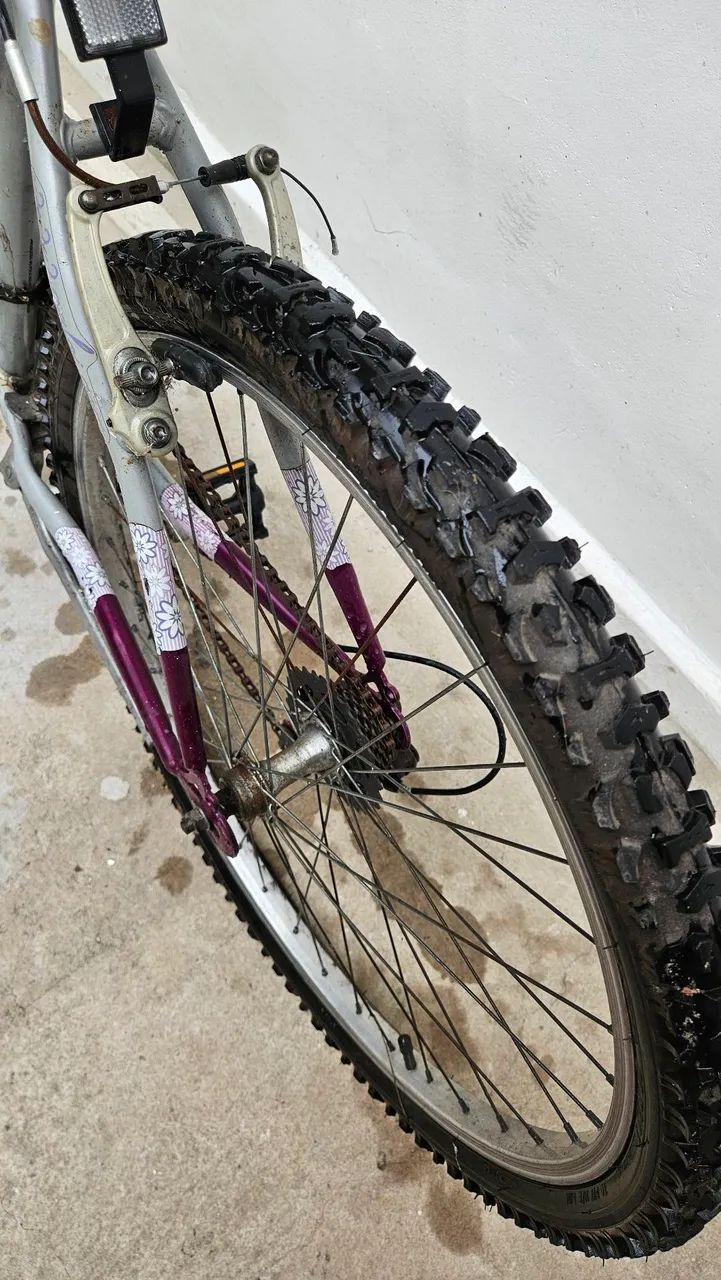  Bicicleta Caloi aro 26 com marchas e cesta - R$ 400 - Foto 3