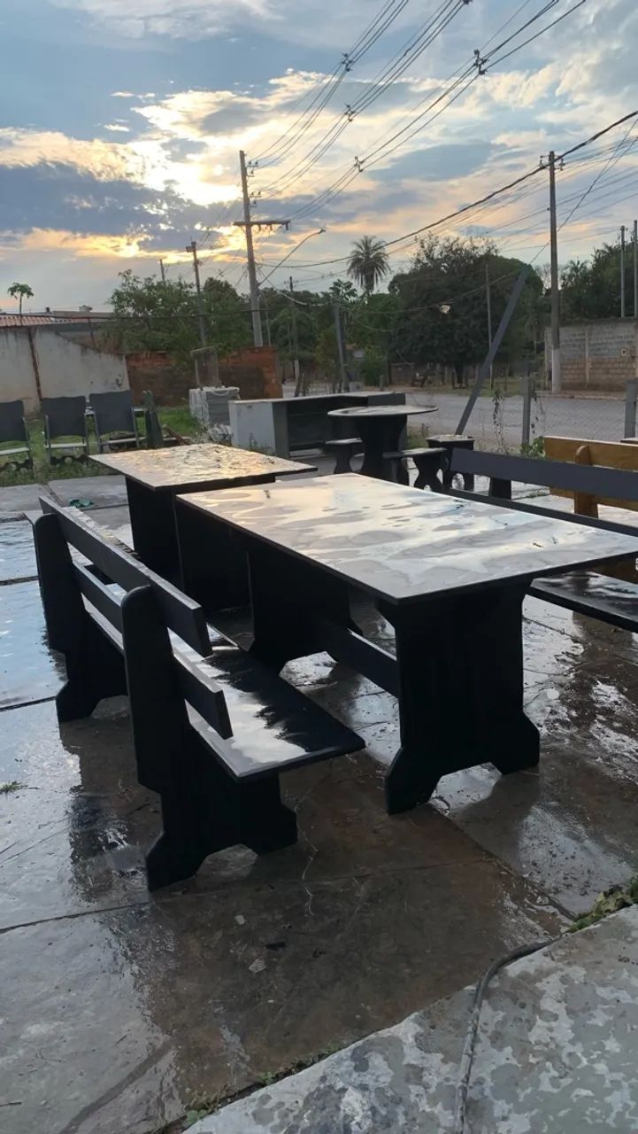 Mesa de Ardosia 2m por 90 com dois bancos com encosto