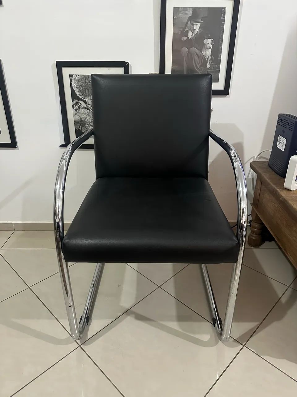 Cadeira cantilever Tok&Stok modelo BRNO com estrutura em aço tubular e assento estofado - Foto 3