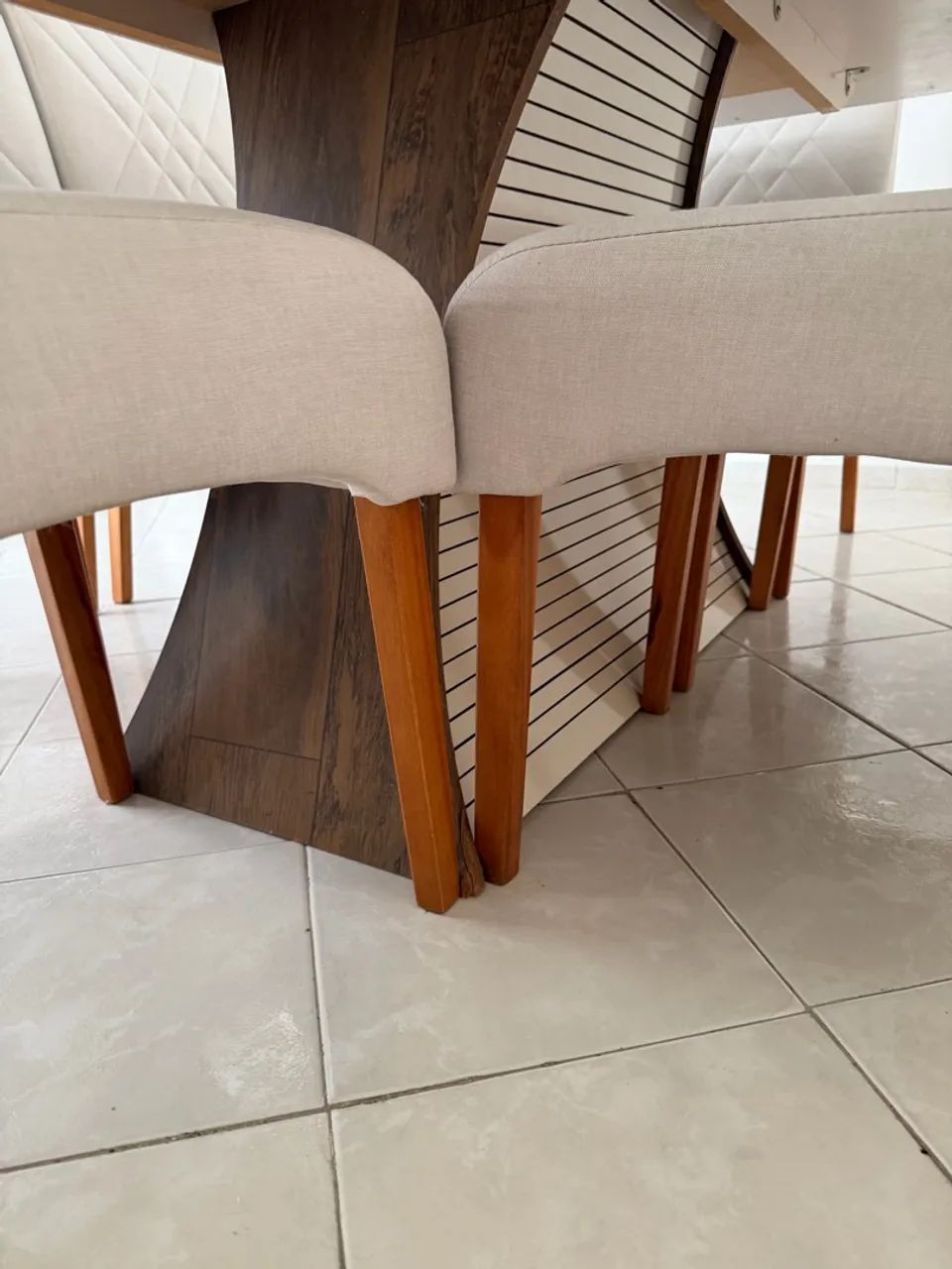 MESA DE JANTAR 6 lugares em MDF. Seis cadeiras em perfeito estado.  - Foto 4
