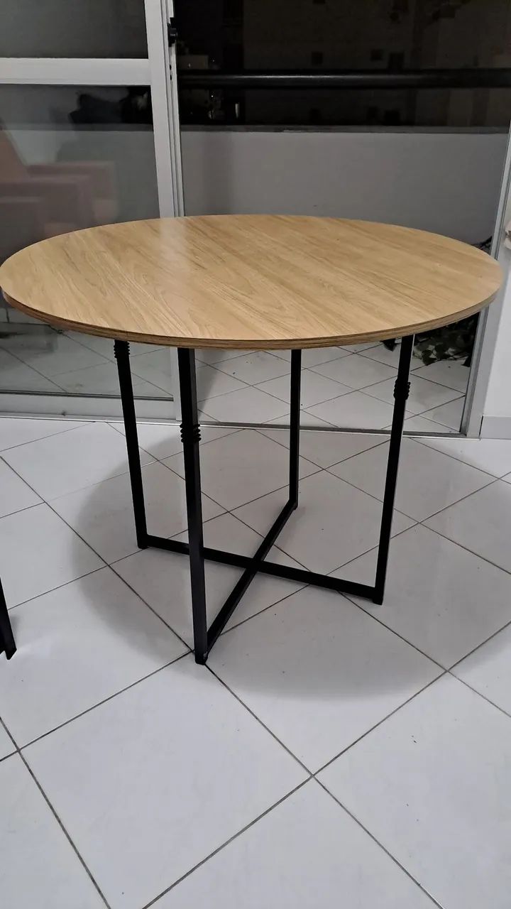 Cunjunto mesa de jantar com 4 cadeiras - muito conservada e linda - Foto 4