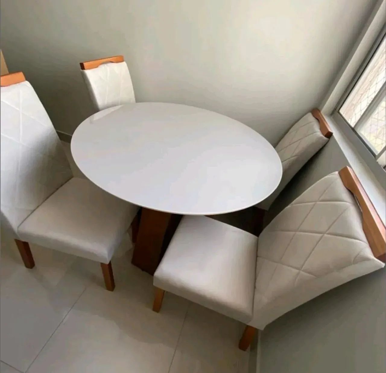 Mesa de jantar Mel com 4 cadeiras 103x103 pronta entrega . - Foto 3