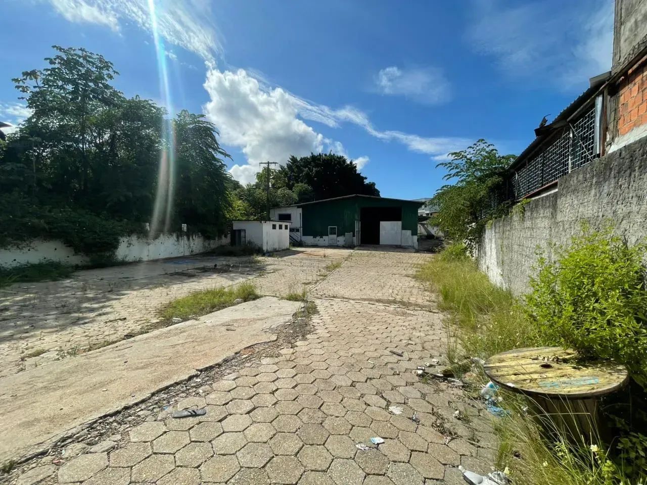 Galpão no distrito - 700 m² com pátio - Foto 4