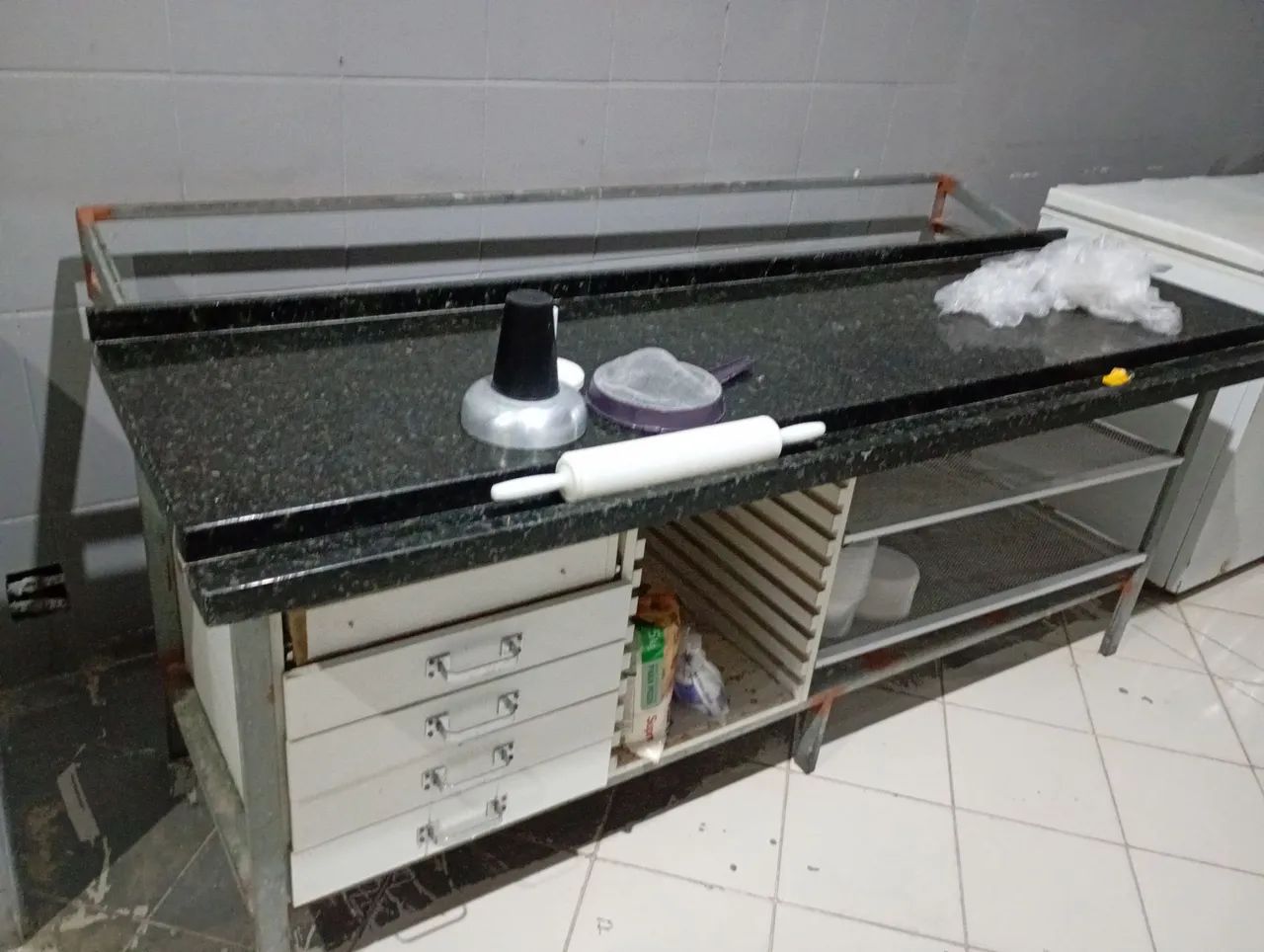 Mesa feita com mármore e metalon