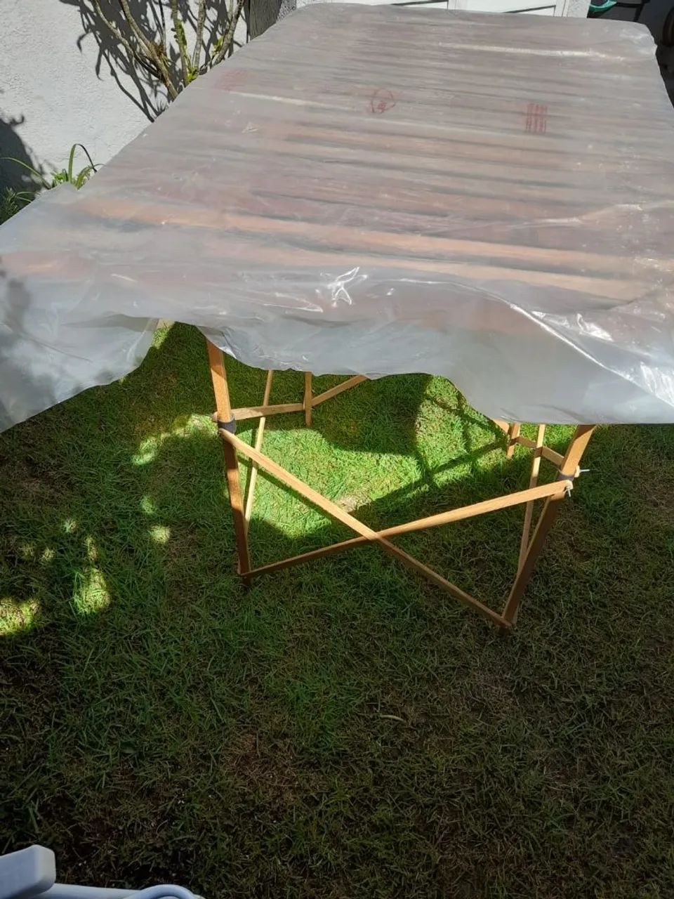 Mesa para expositores em madeira flexível e desmontável 