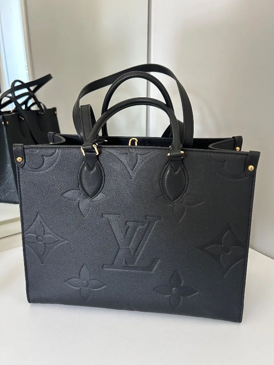 Bolsa Louis Vuitton On The Go MM Preta - Foto 2