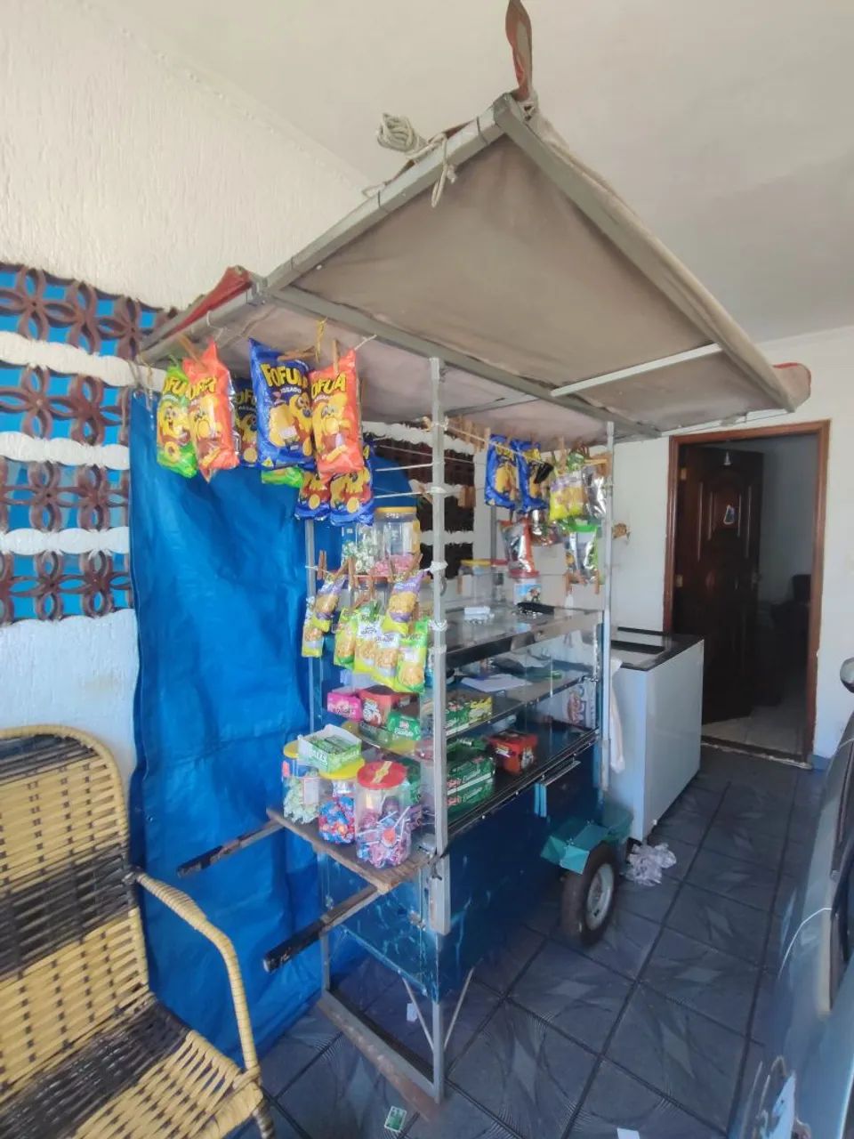 Carrinho Expositor de Doces e Salgados com Vitrine de Vidro - Foto 2