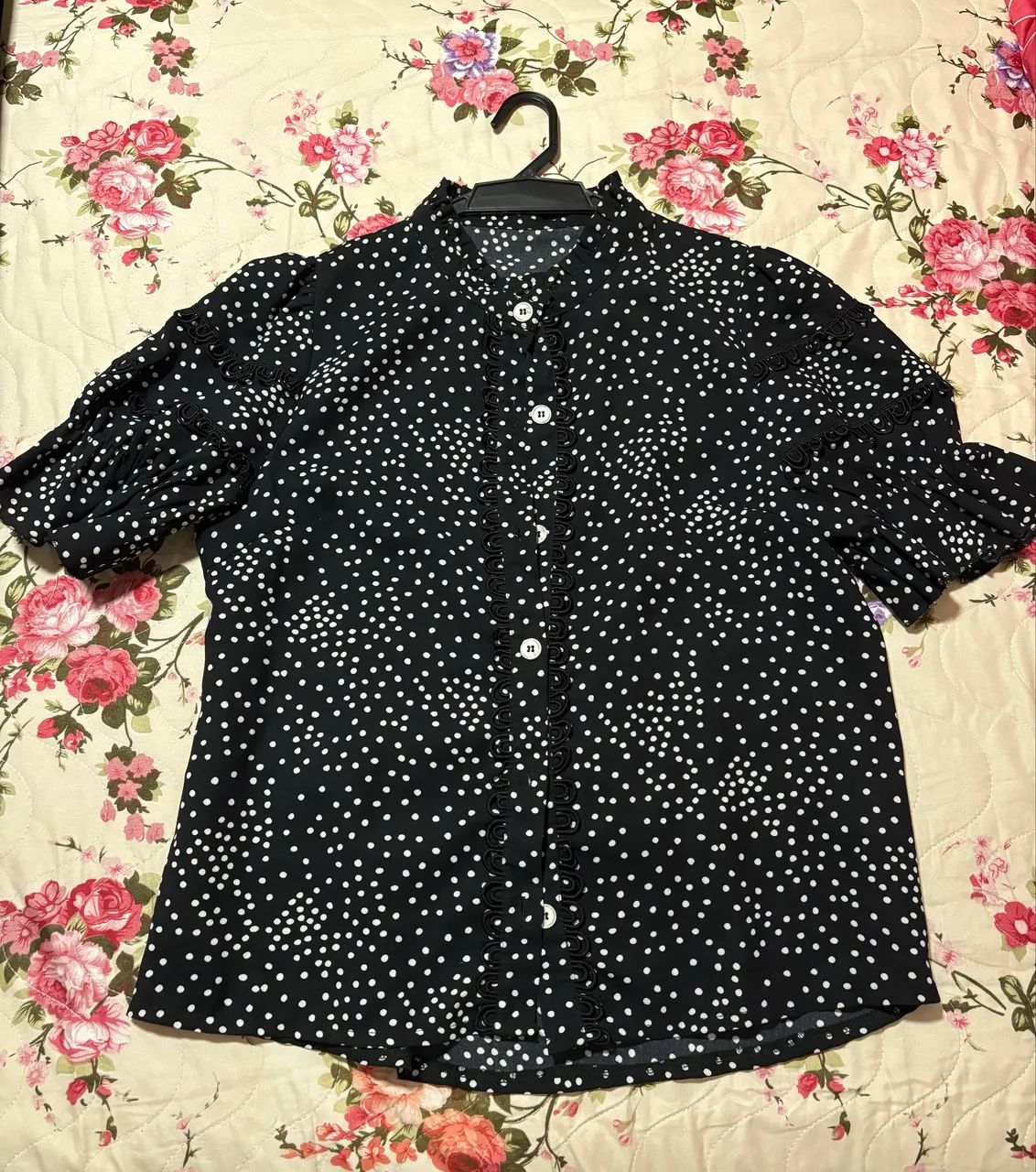 Blusa de Botões Estampada Bolinhas Brancas