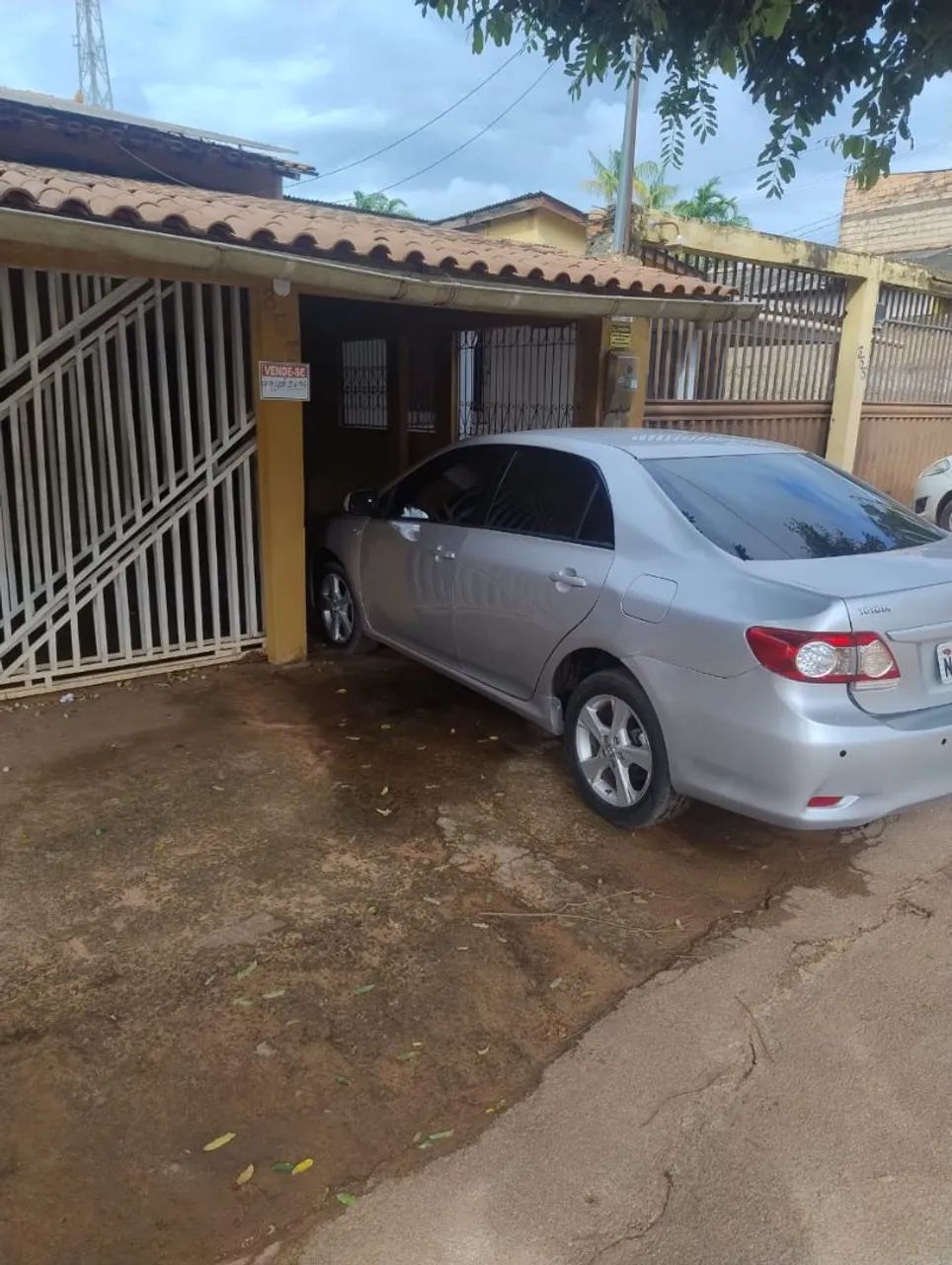 Vendo uma casa com veículo Corolla na garagem 