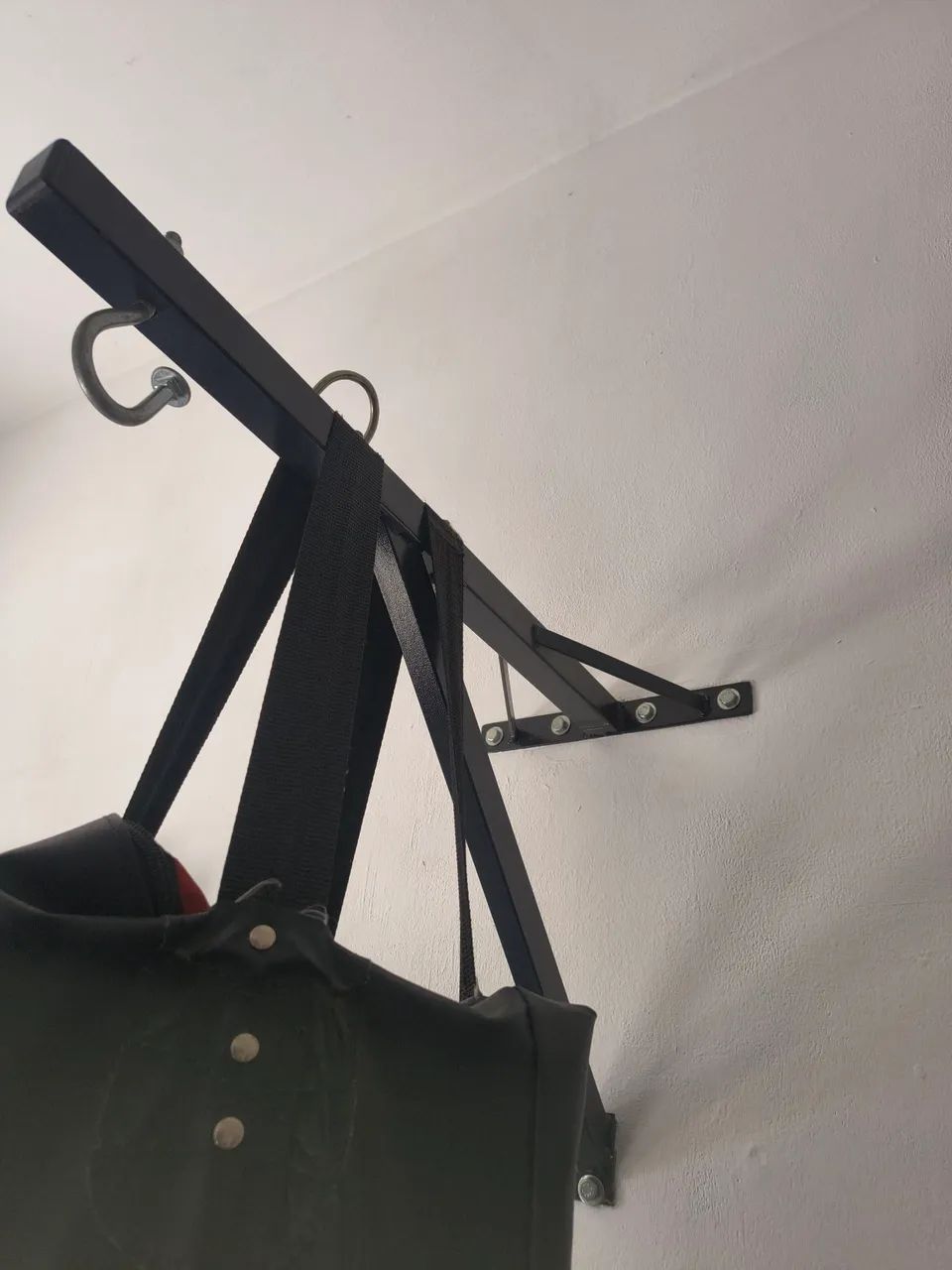 SACO DE PANCADA COMPLETO!! SUPORTE,COM ENCHIMENTO E 2 PARES DE LUVAS 1,20/1,30cm 50-70kg - Foto 2