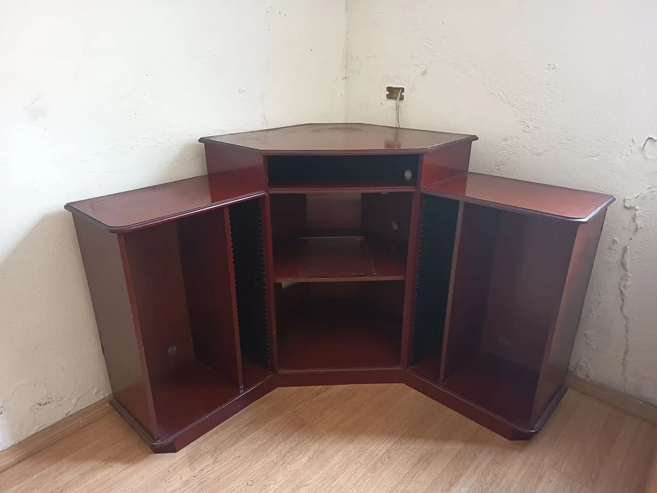 rack de canto em madeira, ideal para TVs e equipamentos de sala de estar