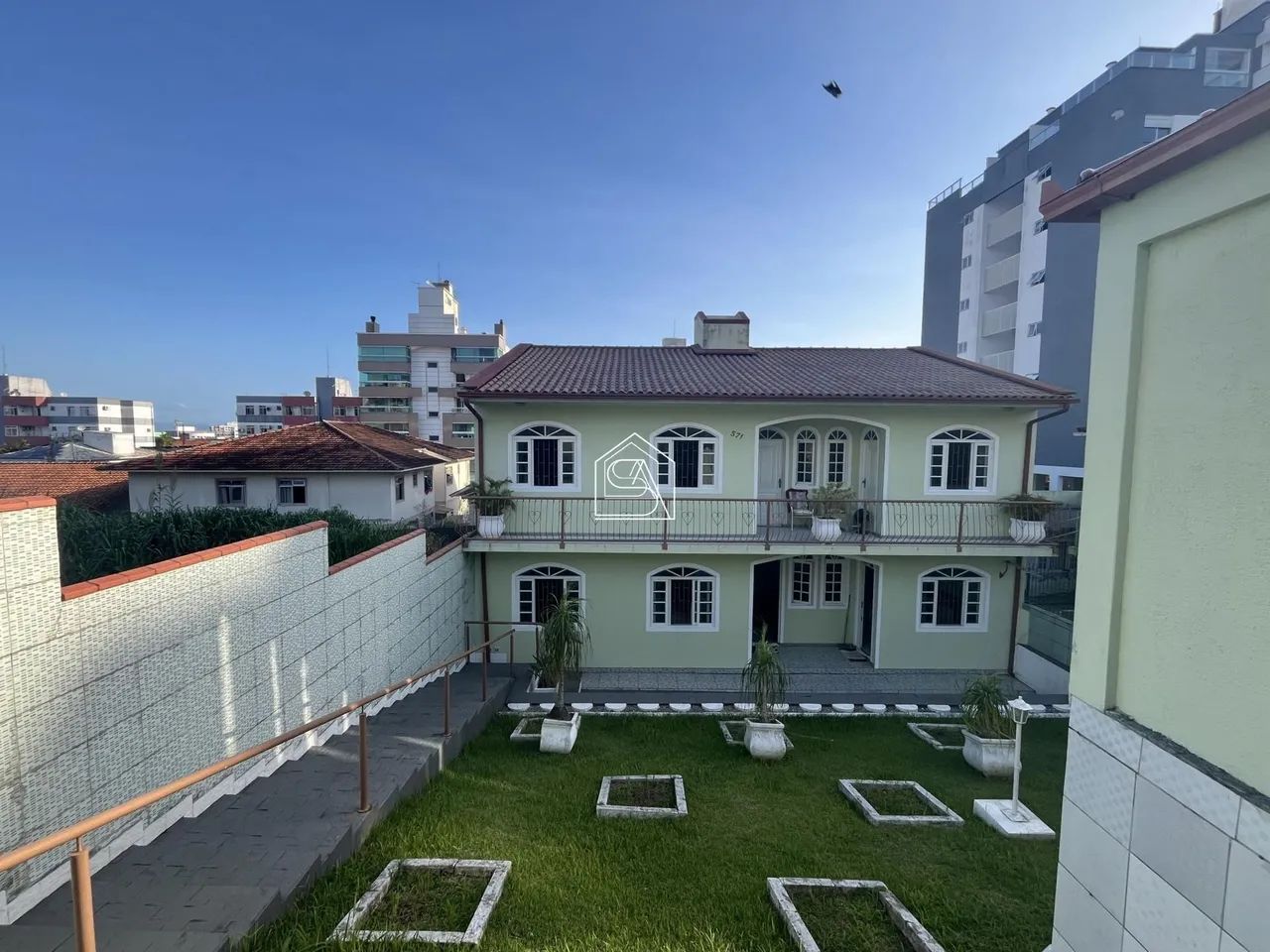 Casa com 6 Quartos sendo duas suítes à venda, na Praia Comprida em São José -SC.